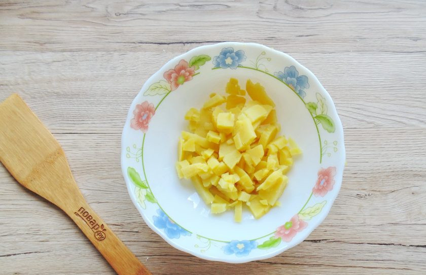 1. Этап. Салат с рыбой без майонеза: Картофель отварите, охладите и нарежьте кубиками. Выложите в салатник.