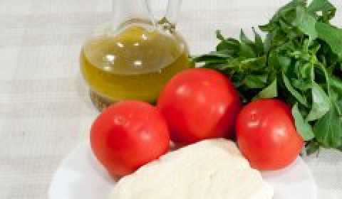 1. Этап. Салат с адыгейским сыром: На салат возьмем 3 средних помидора, кусок адыгейского сыра и масло, которое мы приготовили.