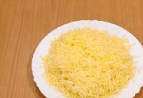 1. Этап. Картофель, запеченный с сыром: Сыр натираем на терке.