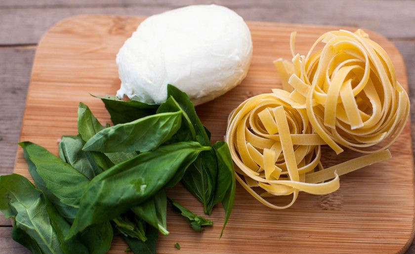 1. Этап. Паста с моцареллой: В большой кастрюле доведите воду с солью до кипения. Сварите в ней пасту до состояния аль денте. Затем откиньте её в дуршлаг и промойте.