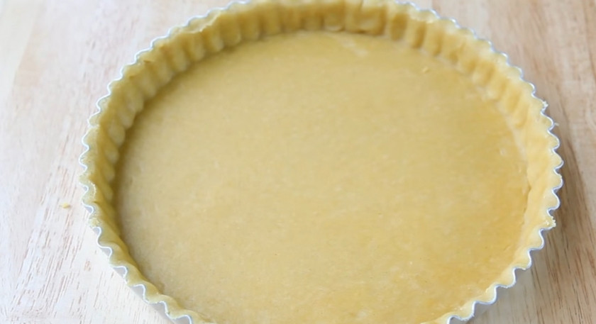 1. Этап. Яблочный тарт с миндалем: 4. Раскатайте тесто в пласт по форме. Равномерно распределите тесто в форме, сделав края.