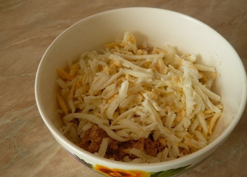 1. Этап. Салат с икрой трески: Очистим яйца и натрем на крупной терке или нарежем мелкими кубиками.