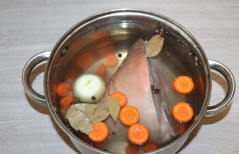 1. Этап. Домашний зельц из свиной рульки: В большую кастрюлю положите вымытую рульку, лук, морковь, лавровый лист, специи. Поставьте на огонь, после закипания снимите пену, посолите и оставьте вариться на медленном огне 4 часа.