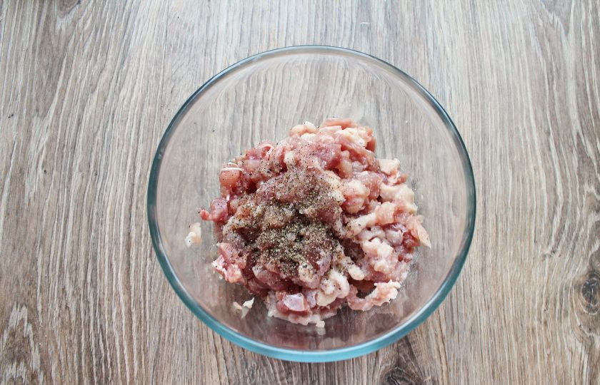 1. Этап. Сальчичон из курицы: Куриное филе сполосните, обсушите и мелко порежьте. Выложите его в миску, посолите, поперчите.