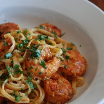 Паста с жареными креветками и лимонно-чесночным маслом