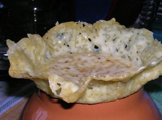 1. Этап. Корзиночки с салатом: 6. Застывший сыр аккуратно снимаем с формы.