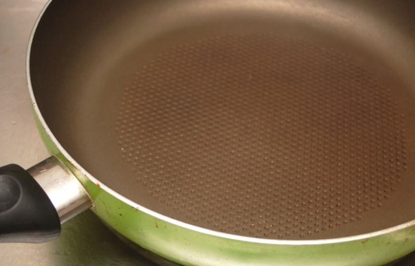 1. Этап. Жареный бекон: Хорошо разогрейте сухую сковороду (без масла).