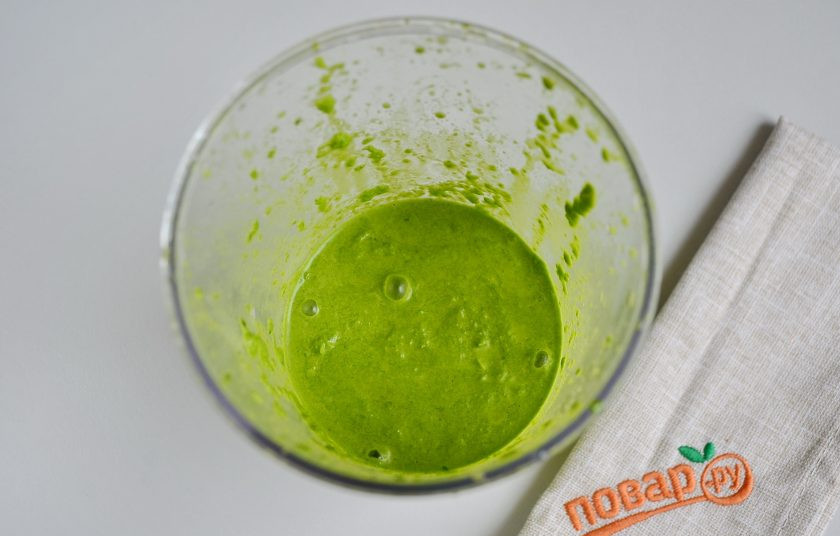 1. Этап. Новогодний торт Лесной мох: Вот такая красивая шпинатно-масляная смесь получается.