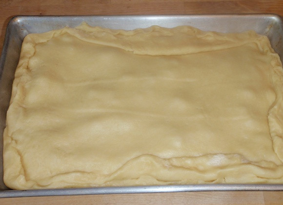 1. Этап. Вкусный пирог с мясом: Затем раскатываем оставшееся тесто и накрываем им начинку. Защипываем края.