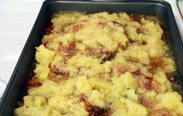 1. Этап. Мясо под ананасами в духовке: Выложите мясо в форму, залейте соусом из сахара и уксуса, сверху уложите мелко порезанные ананасы. Запекайте при 180 градусах 40 минут.