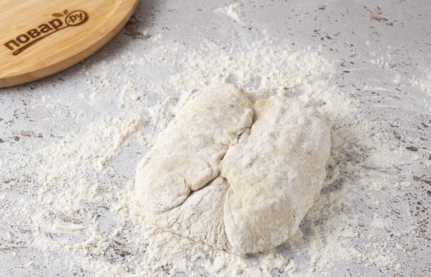 1. Этап. Ржано-пшеничный хлеб с семечками: Затем сложите края конвертом, а потом еще раз подтяните все края к центру.