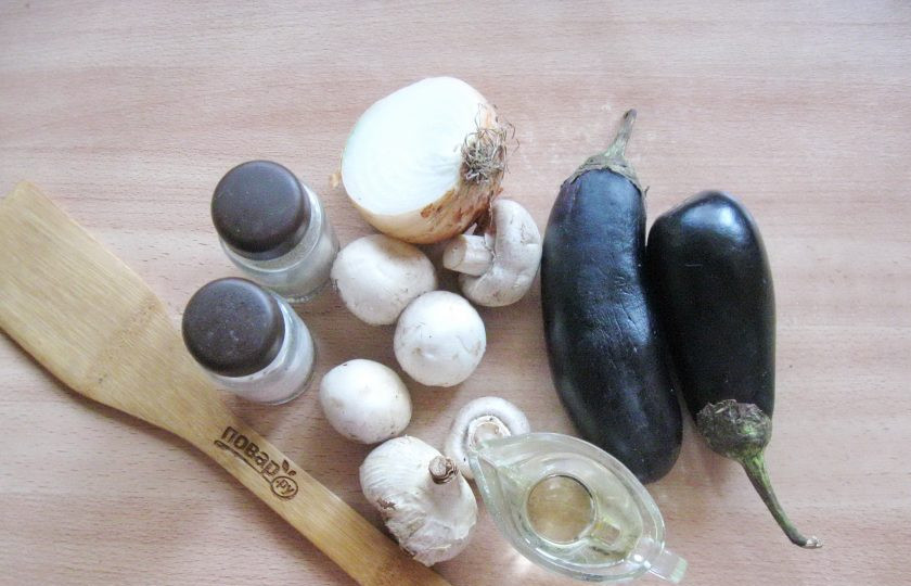 1. Этап. Паштет из баклажанов с грибами: Подготовьте ингредиенты для приготовления паштета из баклажанов с грибами.