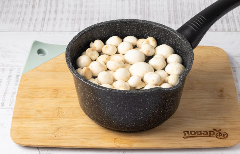 1. Этап. Маринованные шампиньоны с овощами: Шампиньоны помойте. При необходимости разрежьте на 2-4 части, маленькие шампиньоны можно оставить целыми. Отварите в кипящей подсоленной воде 5 минут и откиньте на сито.