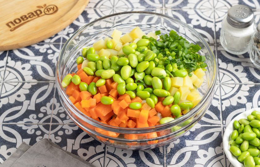 1. Этап. Винегрет с бобами эдамаме: Зеленый лук мелко порежьте. Добавьте лук и эдамаме в салат.