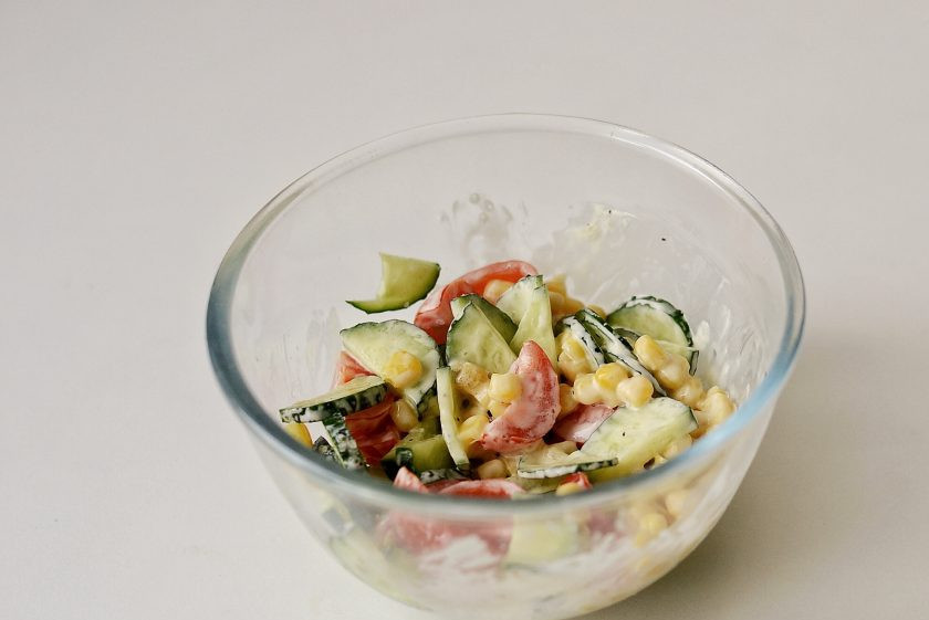 1. Этап. Постные начинки для лаваша: Нарежьте огурец и помидоры мелкими кубиками, добавьте кукурузу. Заправьте постным майонезом, посолите и поперчите по вкусу.