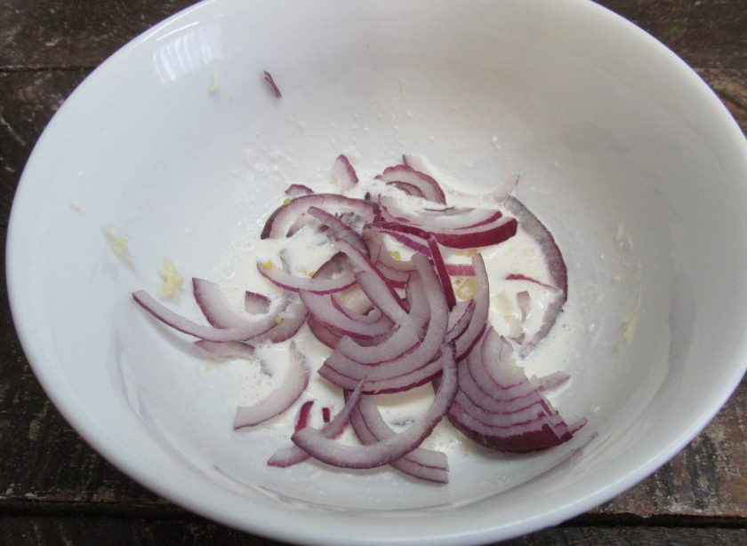 1. Этап. Салат Цада: Нарежьте полукольцами красный или репчатый лук и отправьте в соус.
