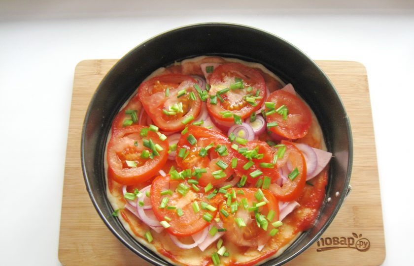 1. Этап. Самая вкусная пицца: Зеленый лук нарежьте и мелко и посыпьте помидор.