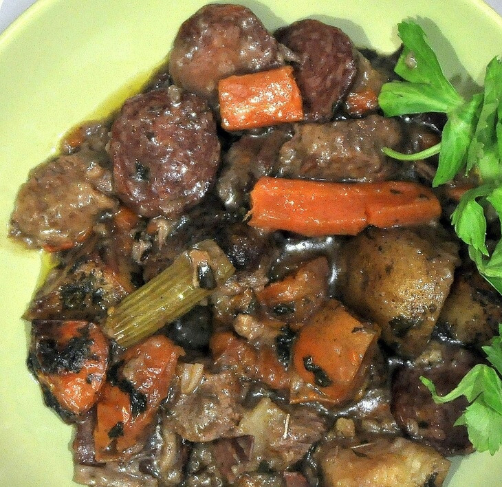 1. Этап. Говядина в чугунке в духовке: Затем проверьте на готовность мясо. Можете дать ему еще потомиться в духовке минут 20. Готовую говядину в чугунке в духовке можете переложить в тарелки.