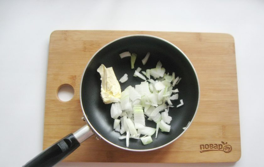 1. Этап. Удон в сливочном соусе: Репчатый лук очистите, помойте и мелко нарежьте. Выложите в сковороду со сливочным маслом.