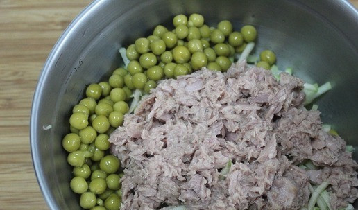 1. Этап. Салат с тунцом и маргеланской редькой: Добавить нарезанное соломкой яблоко, тунец и зеленый горошек.
