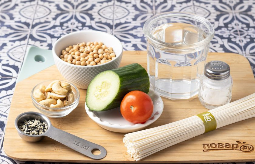 1. Этап. Холодная лапша с соевым молоком Конггуксу: Подготовьте все ингредиенты.