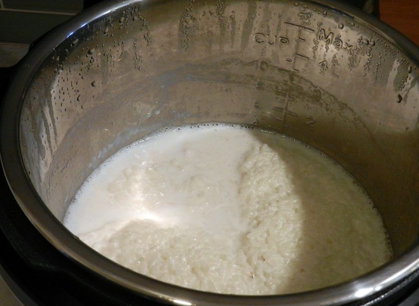 1. Этап. Детские каши в мультиварке: 4. После звукового сигнала откройте крышку, перемешайте кашу ложкой и оставьте на несколько минут.