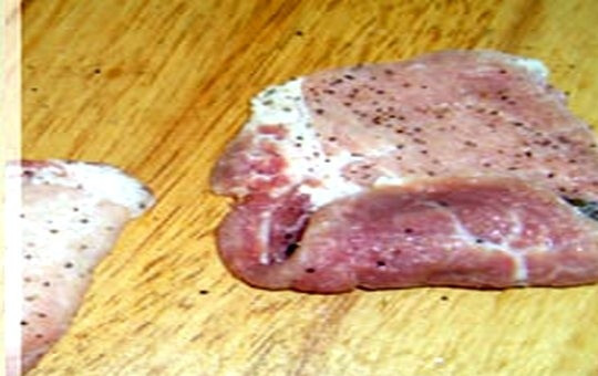 1. Этап. Крученики из свинины с грибами: Положите по 1 ст.л. ложке начинки на каждый ломтик мяса и плотно сверните рулетики. Если необходимо, их можно закрепить зубочистками.