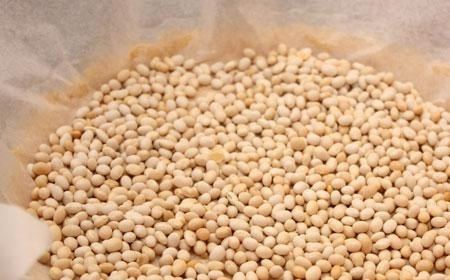 1. Этап. Миндальный пирог: 4. Поставьте корж выпекаться в духовке при температуре 180С менее 15 минут. Сверху тесто придавите грузом (на пергамент насыпьте соль или любую крупу).