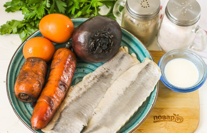 1. Этап. Селедка под шубой по Дюкану: Подготовьте указанные ингредиенты. Заранее отварите и остудите свеклу, морковку и куриные яйца.