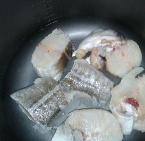 1. Этап. Треска, тушенная в мультиварке: Треску помойте, отрежьте плавники и удалите кости. Порежьте на порционные куски. Выложите их в чашу мультиварки.