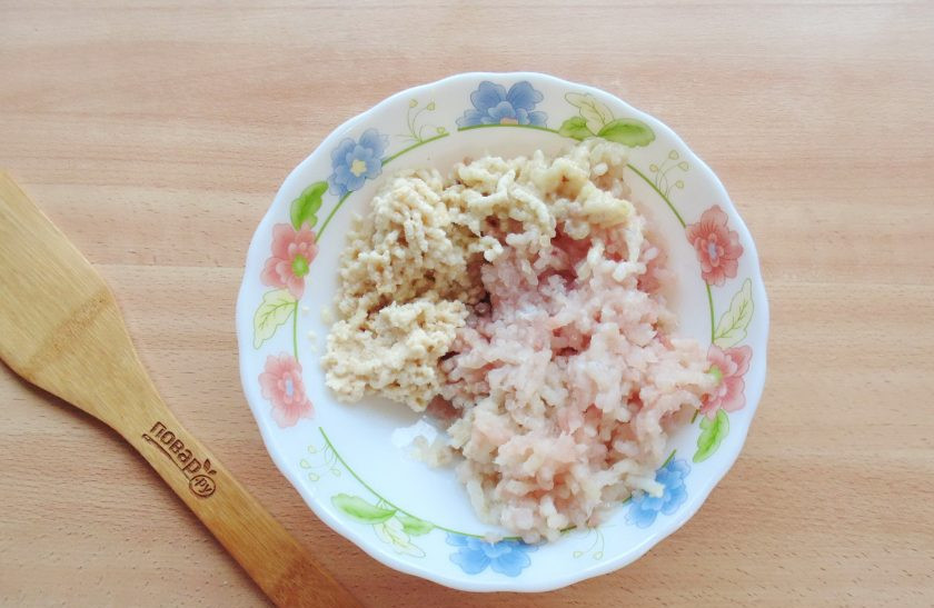 1. Этап. Рыбные котлеты Каштаны: Рыбное филе помойте. 50-60 грамм белого батона или булки залейте кипяченой, холодной водой и через 10 минут отожмите. Пропустите через мясорубку рыбу, батон и жареный лук.