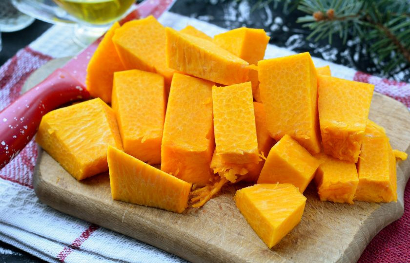 1. Этап. Тыква жареная на сковороде: Почистите тыкву и нарежьте ее крупными кусочками.