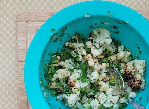 1. Этап. Цветная капуста с петрушкой и чесноком: Добавить заправку, перемешать