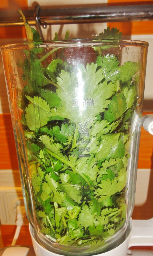 1. Этап. Грузинская аджика с орехами на зиму: 3. Затем в блендере взбиваем все зеленые ингредиенты, добавляем к нашему соусу.