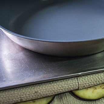 1. Этап. Лазанья с баклажанами: 3. Сверху накройте баклажаны еще несколькими слоями бумажных полотенец, затем прижмите донцем. Сверху поставьте тяжелую сковороду и оставьте на полчаса-час.