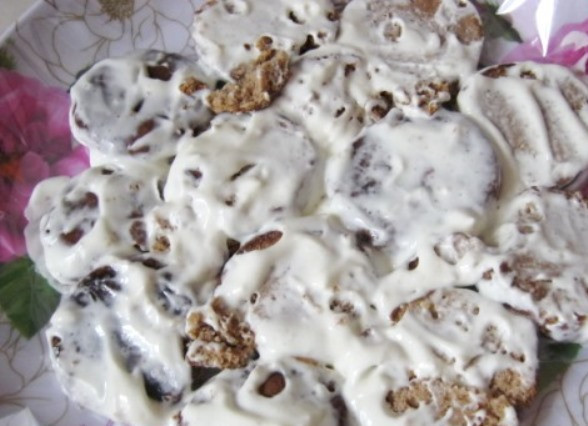 1. Этап. Торт из шоколадных пряников: Смазанные сметаной пряники выкладывать в виде круглого торта.