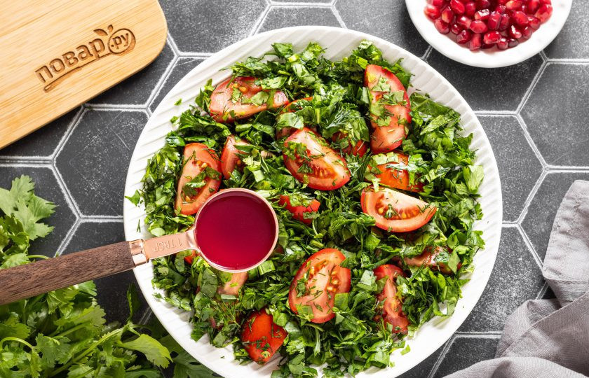 1. Этап. Салат Броцеули: Выложите салат в тарелку для подачи. Полейте гранатовым соусом.