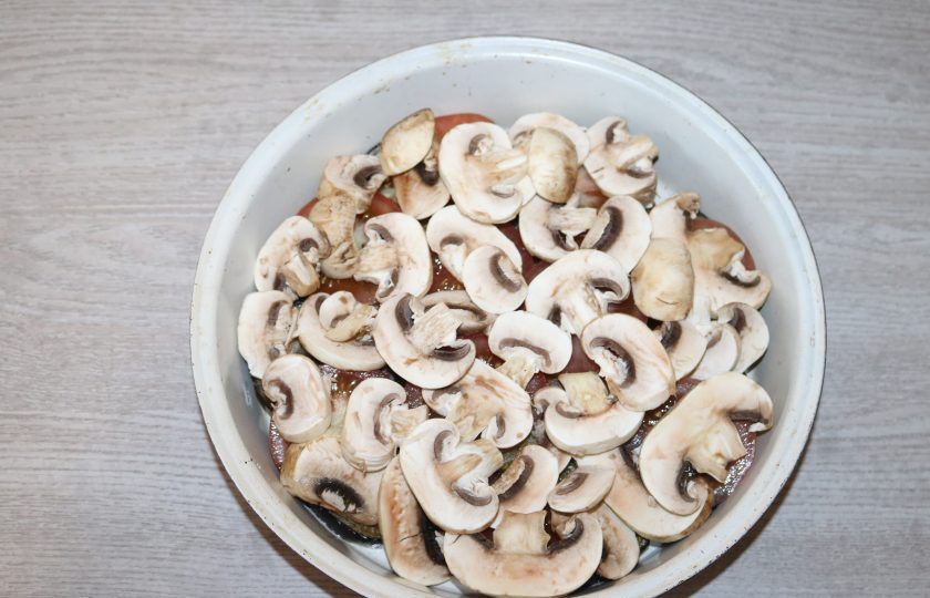 1. Этап. Запеканка с грибами и баклажанами: Сверху выложите нарезанные шампиньоны.