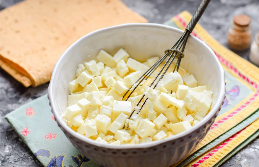 1. Этап. Запеканка с адыгейским сыром: Адыгейский сыр порежьте кубиками небольшого размера, после добавьте в смесь яиц и йогурта.