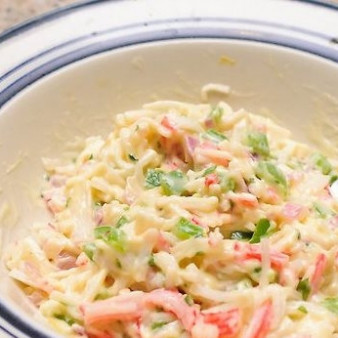 Теплый салат с крабовыми палочками