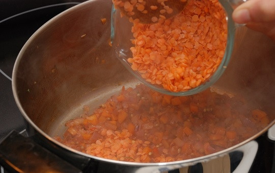 1. Этап. Турецкий суп из чечевицы: 5. Через 2-3 минуты выложите промытую чечевицу и влейте воду (можно заранее сваренный бульон). Доведите до кипения, добавьте по вкусу соль и паприку.