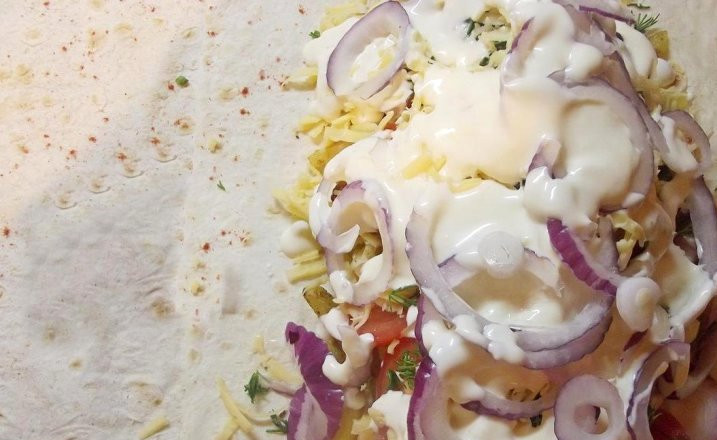 1. Этап. Шаурма с овощами: В конце выкладываем лук и поливаем все соусом из сметаны и чеснока. Загибаем одну стороны лаваша (самую толстую) и сворачиваем его рулетом, то же самое повторите со вторым лавашем.