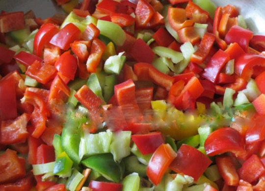 1. Этап. Зеленые щи на зиму: 3. Перец промойте, очистите от хвостика и семечек и порежьте небольшими кубиками.