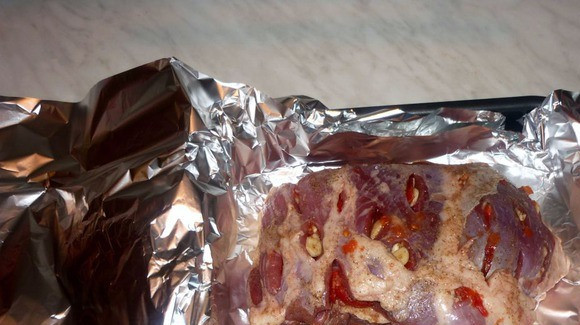 1. Этап. Баранина с помидорами в фольге: 3. Противень застилаем фольгой в два слоя. Выкладываем мясо, накроем сверху фольгой, и оставим на 40 минут. Как раз нагреется до 200 духовка за это время. Помещаем туда мясо, и запекаем 30-40 минут.