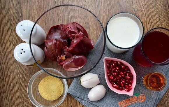 1. Этап. Паштет из куриной печени с коньяком и гранатовым желе: Печень промойте, удалите пленки, обсушите. Нарежьте на кусочки небольшого размера. Лук очистите. Желатин замочите в гранатовом соке.