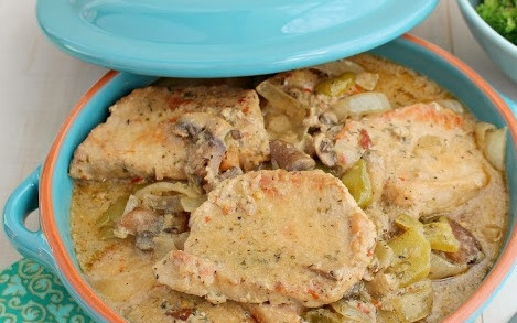 1. Этап. Тушеная свинина с грибами в мультиварке: Готовую свинину разложите по тарелкам и посыпьте свежей зеленью. Приятного аппетита!