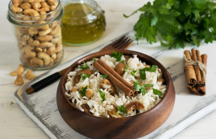 1. Этап. Пилаф с кешью: Томите на слабом огне 12-15 минут. Перед подачей слегка разрыхлите рис вилкой. Приятного аппетита!