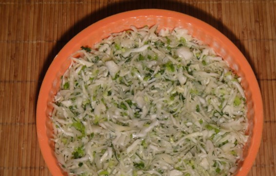 1. Этап. Ленивый капустный пирог: Выложите в нее капусту.