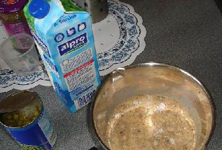 1. Этап. Филе в Английском стиле Эссекс: Смешиваем перец и соевое молоко в миске для соусов.