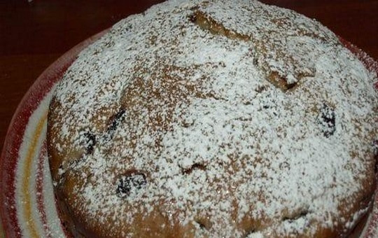 1. Этап. Вишневый пирог с кленовым сиропом: Переложите пирог на сервировочное блюдо и посыпьте сахарной пудрой.